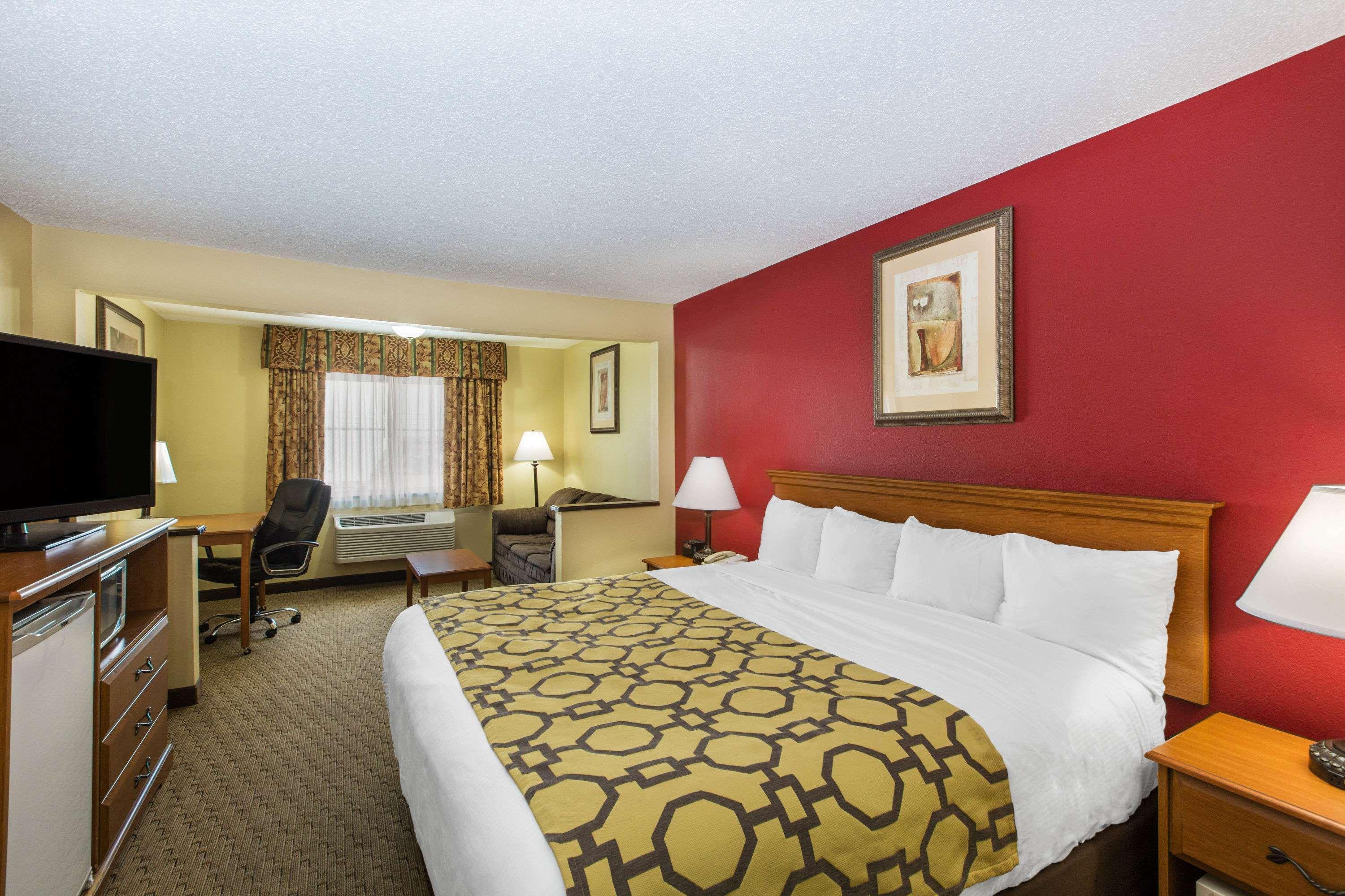 Baymont By Wyndham Fort Dodge Exterior photo