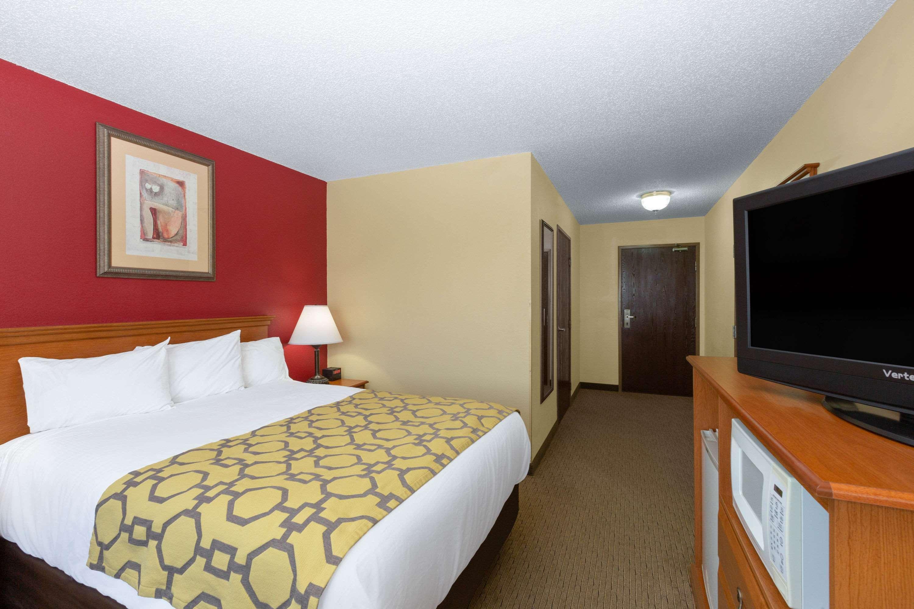 Baymont By Wyndham Fort Dodge Exterior photo