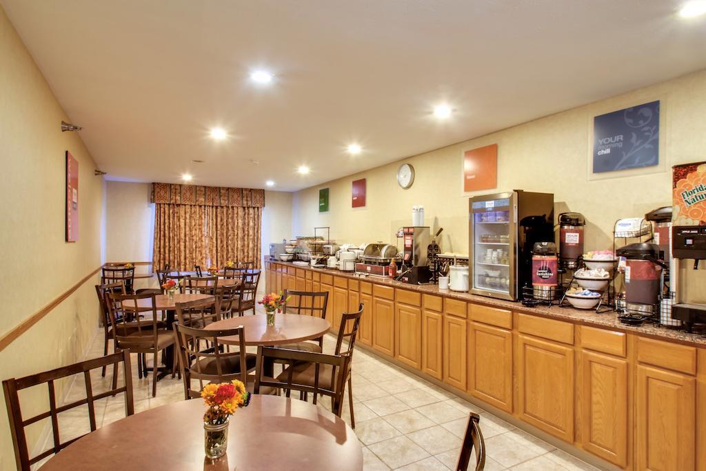 Baymont By Wyndham Fort Dodge Exterior photo